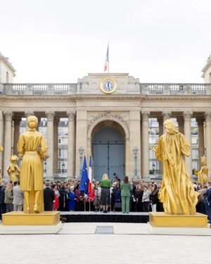 Anne Hidalgo Instagram - Simone Veil, Gisèle Halimi, Olympe de Gouges, Louise Michel, Simone de Beauvoir, Jeanne Barret, Christine de Pizan, Alice Guy, Alice Milliat, Paulette Nardal.
 
Longtemps oubliées, l’histoire de ces femmes a été minimisée, leurs parcours cachés, leurs découvertes volées. Il était temps qu’un hommage leur soit rendu.
 
Grace à @thoma.jolly et son exceptionnelle cérémonie d’ouverture des Jeux Olympiques, des milliards de personnes ont pu découvrir les portraits de ces femmes inspirantes et courageuses.
 
Liées à l’histoire de Paris, je suis heureuse que ces statues soient aujourd’hui exposées à l’Assemblée Nationale et demain dans le quartier de la Chapelle.
 
Qu’elles puissent toujours nous rappeler l’héritage féministe des Jeux Olympiques et Paralympiques.

Merci à @yael.braunpivet pour cette initiative qui permettra au plus grand nombre de découvrir ou redécouvrir ces statues qui continuent de nous inspirer.

📷 @josephinebrueder