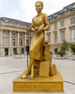 Anne Hidalgo Instagram - Simone Veil, Gisèle Halimi, Olympe de Gouges, Louise Michel, Simone de Beauvoir, Jeanne Barret, Christine de Pizan, Alice Guy, Alice Milliat, Paulette Nardal.
 
Longtemps oubliées, l’histoire de ces femmes a été minimisée, leurs parcours cachés, leurs découvertes volées. Il était temps qu’un hommage leur soit rendu.
 
Grace à @thoma.jolly et son exceptionnelle cérémonie d’ouverture des Jeux Olympiques, des milliards de personnes ont pu découvrir les portraits de ces femmes inspirantes et courageuses.
 
Liées à l’histoire de Paris, je suis heureuse que ces statues soient aujourd’hui exposées à l’Assemblée Nationale et demain dans le quartier de la Chapelle.
 
Qu’elles puissent toujours nous rappeler l’héritage féministe des Jeux Olympiques et Paralympiques.

Merci à @yael.braunpivet pour cette initiative qui permettra au plus grand nombre de découvrir ou redécouvrir ces statues qui continuent de nous inspirer.

📷 @josephinebrueder