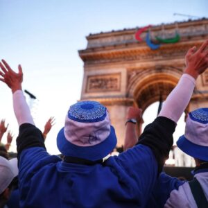 Anne Hidalgo Instagram - La dernière danse des Jeux de Paris 2024 ! ✨

Après avoir vibré tout l'été, les Parisiennes et les Parisiens etaient encore nombreux aujourd'hui pour célébrer nos athlètes et tous celles et ceux qui ont contribué au succès de ces Jeux populaires !

Les athlètes olympiques et paralympiques, ensemble sur la plus belle avenue du monde, merci !

📷 Guillaume Bontemps / Ville de Paris