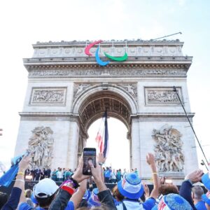 Anne Hidalgo Instagram - La dernière danse des Jeux de Paris 2024 ! ✨

Après avoir vibré tout l'été, les Parisiennes et les Parisiens etaient encore nombreux aujourd'hui pour célébrer nos athlètes et tous celles et ceux qui ont contribué au succès de ces Jeux populaires !

Les athlètes olympiques et paralympiques, ensemble sur la plus belle avenue du monde, merci !

📷 Guillaume Bontemps / Ville de Paris