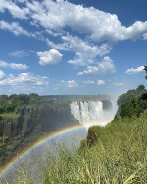 Anne Hjernøe Instagram - Afrika❤️ Et kæmpe vidunderligt, vildt, varmt & vanedannende kontinent der stormer fremad. Vi prøver at give et indblik i, hvad vi møder på vores vej. Lidt af det hårde, men mest af det gode. Almindelig omfordeling af midlerne vil hive alle op i middelklassen, men sådan er det alle steder i verden😔 I aften rammer Anne & Anders Zimbabwe, det var mindblowing & et kæmpe eventyr. Har du været der? #anneogandersiafrika