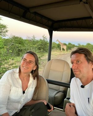 Anne Hjernøe Instagram - Afrika❤️ Et kæmpe vidunderligt, vildt, varmt & vanedannende kontinent der stormer fremad. Vi prøver at give et indblik i, hvad vi møder på vores vej. Lidt af det hårde, men mest af det gode. Almindelig omfordeling af midlerne vil hive alle op i middelklassen, men sådan er det alle steder i verden😔 I aften rammer Anne & Anders Zimbabwe, det var mindblowing & et kæmpe eventyr. Har du været der? #anneogandersiafrika