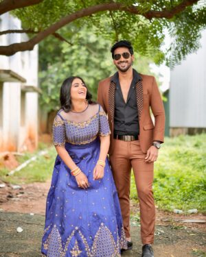 Anshita Akbarsha Instagram - True happiness can be found in the tiniest of things. #vijaytv #chellamma #friends #friendship #happy #smile #friendshipgoals #artist #celebrity