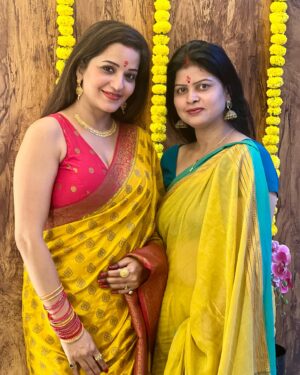 Antara Biswas Instagram - Ganpati Bappa Morya 🙏…. Mangal Murti Morya 🙏…. 

#ganpati #bappa #blessed #gratitude #family

📸: @deepakpathak663