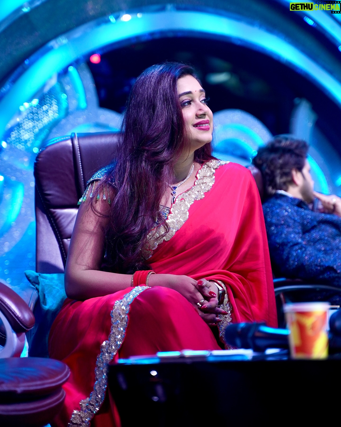 Antara Mitra - 6K Likes - Kuch toh log kehenge logo ka kaam hai kehna ❤️
Outfit by - @twamev.official
Jewellery by - @blingboutiquer
Styled by - @style_by_hetaljogi
Make up - @meghna_make_up_artist
Hair - Diwakar