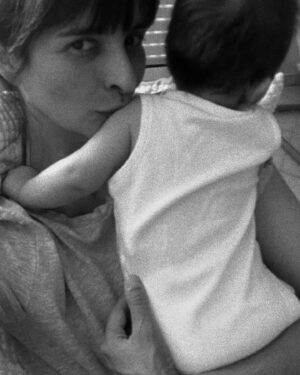 Antigone Kouloukakos Instagram - Η αγκαλιά σου ο κόσμος μου όλος, VITA MIA! 

Φέτος τα γενέθλια μου μας βρίσκουν έτσι.. δεν θα μπορούσα να ζητήσω μεγαλύτερο δώρο απο εσένα.
Περισυ σε είχα στη κοιλιά μου κ φέτος στην αγκαλιά μου κ ναι, γελάμε δυνατά! 

Ο Δεκαπενταύγουστος μας βρίσκει στην Αθήνα.
Ξαφνικά παύει να υπάρχει μέρος αγαπημένο κ πιο ευτυχισμένο οπουδήποτε αλλού που δεν είναι μαζί σου.
Το χαμόγελο κ το γέλιο σου. Τα μάτια σου που λάμπουν απο περιέργεια κ οι πρώτοι σου ήχοι που ακούγονται ήδη σαν λέξεις #mammabear . 
Η αγαπημένη ευχή πλέον είναι να μου εύχονται να έχω την υγεια μου να σε βλέπω, να σε χαίρομαι, να ζω να μεγαλώνεις. 
Κ εγώ με τη σειρά μου, εύχομαι να είσαι παντα υγιής κ να μεγαλώνες όπως επιθυμείς κ αγαπάς. Η μανούλα σε λατρεύει, σε καμαρώνει κ είναι στο πλευρό σου, παντα. 

Καπου εδώ το social detox έκανε ένα break .. 
Καμιά φορά πιάνω τον εαυτό μου να αλλάζει γνώμη πιο εύκολα απο παλιά, η ζωη έχει έναν άλλον ρυθμό πλέον, η ευτυχία είναι ένας παιδικός προτζεκτορας με νανούρισμα κ αστεράκια που λαμπυρίζουν στο ταβάνι. 
Ένας καινούριος κόσμος .. ο ίδιος είναι, αλλά μέσα απτά μάτια σου κάθε μέρα είναι κ ένας καινούριος όμορφος κόσμος. Το La Vita è Bella τώρα πλέον έχει πραγματικό νόημα. 

Περίεργο καλοκαίρι.. φωτιές όπως ποτέ άλλοτε, κόσμος σε απόγνωση κ κόσμος στο καλοκαίρι του με όλη τη σημασία της λέξης, ελληνικό νησί ήλιος κ μπάνια όλη μέρα. Πολλοί το λένε ζωη.. το δυστυχώς κ το ευτυχώς πάνε παντα παρέα. 
Ανάμεικτα συναισθήματα είχα, δε σας το κρύβω, αλλά δεν θέλω οι ενοχές να επισκιάσουν την ευτυχία μου. 
Η ζωη όντως είναι φτιαγμένη απο χαρές κ λύπες κ όσο μεγαλώνουμε κ οι λύπες των άλλων γίνονται λίγο περισσότερο δικές μας όπως κ οι χαρές γιγαντώνονται. 

Κ τι ενδιαφέρει τον κόσμο που εγώ έχω γενέθλια κ ένα μωρό..?! Δεν έχω απάντηση γιαυτο.. 
Για εμένα παντα η χαρά του άλλου έδινε μια διπλή χαρά κ μια ελπίδα να εστιάζω στα όμορφα κ θετικά της ζωής κ να παίρνω δύναμη. Οι άνθρωποι είμαστε μια αλυσίδα σε αυτό τον κόσμο.. απλώς ο καθένας επιλέγει που θέλει να ανήκει. Όλοι όμως -ανεξαρτήτως- επηρεαζόμαστε κ επηρεάζουμε ο ένας τη ζωη του άλλου. 

Να έχετε ένα υπέροχο Δεκαπενταύγουστο με ότι σας δίνει χαρά ευτυχία γέλιο αγάπη κ υγεια. 

My thoughts out loud & clear. AK 💌