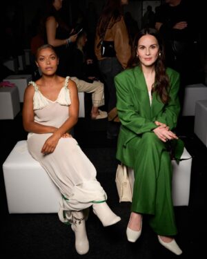 Antonia Thomas Instagram - Thank you so much for having me @jw_anderson. What an incredible show. Loved it!! And happy as larry to get to hang with my gorgeous pal. 💚🤍

@hollyevawhite ✨
@barriegmakeup 💫
@jw_anderson 💥