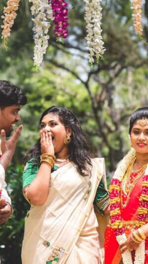 Anu Anand Instagram - Ammi la araika sollitharalaiya unga mummy ?!!😂😅
.
.
One family reel , After ages 😅😂 with my beloved sister and my favourite brother in law ♥️♥️

#parithabangal #familytime #familyreels #tamilmeme #tamilreel 
#youtubereel #justforfun