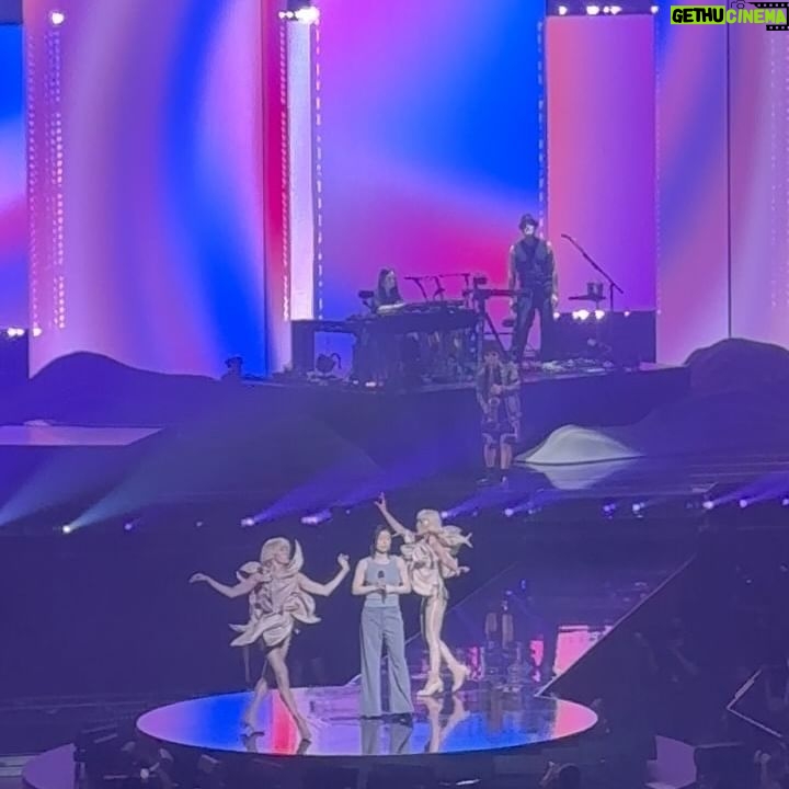 Aoi Yamada - 8.6K Likes - 🪐SCIENCE FICTION🪐 Tour 2024
Hikaru Utada @kuma_power
ヒカルさん、バンドの皆様、スタッフの皆様、
18公演完走おめでとうございます!
観客の皆様も、私たちアオイツキをあたたかく迎えてくださりありがとうございました。
ヒカルさんのNHK特番で振付と共演させて頂いた
『Electricity』を
最後のkアリーナ公演2日間でご一緒させて頂き、
本当に本当に幸せな時間でした。
皆様の、25年間に、おめでとうございます!
アオイツキ @aoituki_dance
Director @tomoymd
HairMakeup @torivomit
CostumeStyling @studio_ogawasanchi
#sciencefiction
#hikaruutada
#宇多田ヒカル