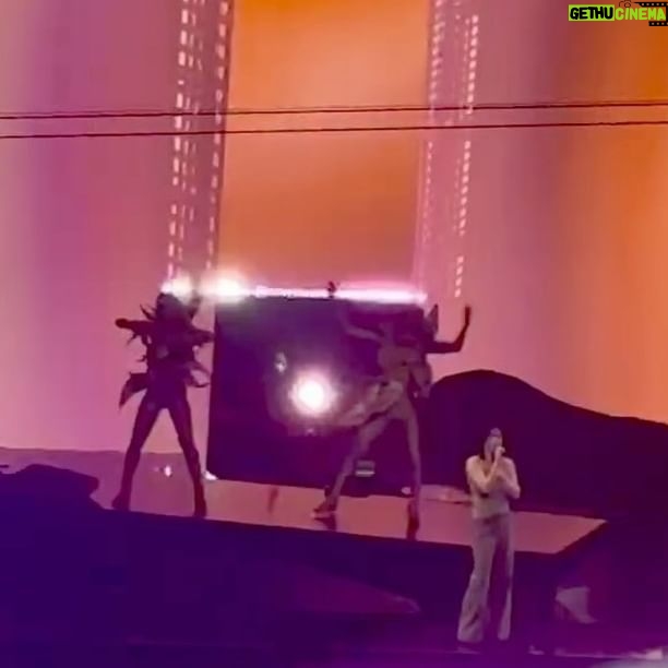 Aoi Yamada - 8.6K Likes - 🪐SCIENCE FICTION🪐 Tour 2024
Hikaru Utada @kuma_power
ヒカルさん、バンドの皆様、スタッフの皆様、
18公演完走おめでとうございます!
観客の皆様も、私たちアオイツキをあたたかく迎えてくださりありがとうございました。
ヒカルさんのNHK特番で振付と共演させて頂いた
『Electricity』を
最後のkアリーナ公演2日間でご一緒させて頂き、
本当に本当に幸せな時間でした。
皆様の、25年間に、おめでとうございます!
アオイツキ @aoituki_dance
Director @tomoymd
HairMakeup @torivomit
CostumeStyling @studio_ogawasanchi
#sciencefiction
#hikaruutada
#宇多田ヒカル
