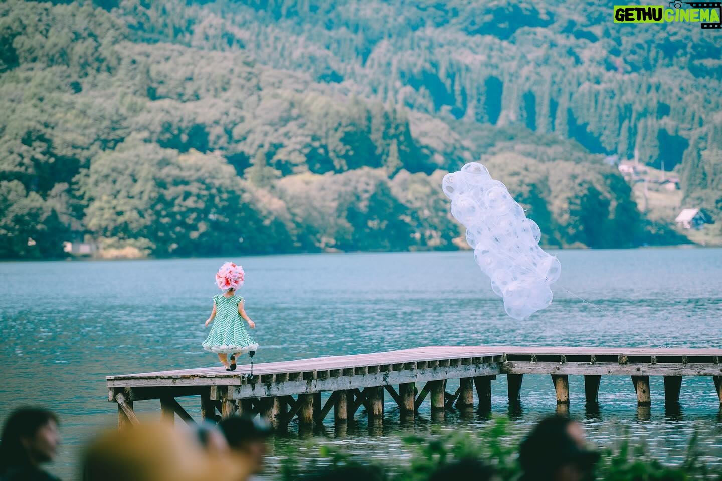 Aoi Yamada - 4.6K Likes - 🏔️
高村月の、世界の見つめ方が好きだ。
抗えない運命も、悲しい現実も、全てに意味があるかもしれないと光を与えてくれる。
ありがとう、以下、引用。
#Repost @tuki_takamura_
・・・
"塩アレルギーの人魚"
北アルプス国際芸術祭 ヒッチハイカー季節(冬)より
この様に産まれたのに、と言うコンプレックスをこの生き物で描こうと、そう想いました。
人魚として世に産声をあげたこの生き物は、
周りの人魚達の様に海を泳げない理由が在った。
それは、塩アレルギーだから。人魚なのにね。
海を泳ぎたくて哀しいのか、海を泳ぐべきだと想うから哀しいのか。身も心も彷徨って、涙も鱗も乾く頃。人魚は淡水の木崎湖に着いたのです。
「ここでしか泳げないんじゃなくて、ここで泳ぐ事を選んだの」
実はアオイちゃんとの創作過程の中、今作で登場しなかった"寒がりの雪山"と言う、塩アレルギーの人魚と友達になる生き物が登場して居ました。
でも、そのお話はまた今度。
塩アレルギーの人魚がシャイな友達を紹介できる準備が出来たら、その時に。
Sweet dreams are made of this.
Who am I to disagree?
〜作中使用曲 Sweet Dreams歌詞より〜
@northern_alps_art_festival
costume by @hibinokodue
make up by @noboruok
photo by @belca_d
always thank u @oi_chan_