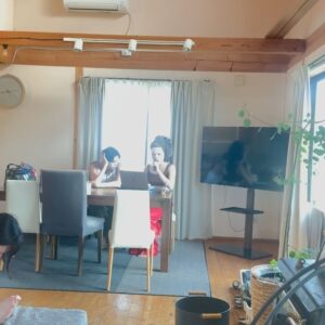Aoi Yamada Instagram - 長野でみんなで暮らしたお家。
恋しいなぁ。
北アルプス国際芸術祭の期間中、滞在した
北アルプス一望の家　@northern_alps_villa_2008 
毎朝、街とアルプスを一望できるお家、素敵でした。
気がつくと鼻歌歌ったり、笑いが絶えない日々でした🌱
ありがとうございました🏠

東京に戻りました🗼