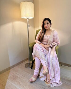 Apurva Nemlekar Instagram - .
Always let your conscience be your guide 🧿
.
#apurvanemlekar #hazeleyes #ladyofwords #iamdwayiam