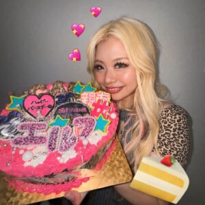 Arakawa Instagram - みんなー💖💖💖おめでとう💖💖💖💖
今日(8月30日)はあらめろの誕生日だね💖💖💖💖💖💖💖💖
28歳よゆーで羽ばたくwwwwwwwwwww

みなさんたくさんのお祝いメッセージ、プレゼントありがとうございます😭💖⭐️✨💖💖💖😭⭐️💖💖😭💖💖💖💖💖💖💖💖💖
優しい言葉一つ一つが自分の支えです✨まぢでみんなのおかげでなんとかやれてます！！！！！！！！！！！！！！感謝すぎ
一日一日を超えていきましょうね！
明日はきっといい日になるはずです💖💖💖💖💖💖💖💖💖

この写真のケーキはね、先日web cmの撮影いかせてもらった時(はやく告知したいw)頂いたんだあ🥰❤️💖💖💖ありがとうございます

なんか言葉が難しいけど、とにかくみんなありがとう！！！！！！

日付けこえてライン、DMくれた人たちには生涯えこひいきさせてください、😭💖💖わら

#腕に🍰これ置いてるの余裕で腕太くてだるかったからです
#いや、あの、その、広角でとったから腕が広がったってだけの話で
#いや、あの、はいそうです、はい
#うはははははwwwwwwwwwwwwwwww

こんな私ですが明日からもよろしく〜💖💖💖💖💖💖💖💖