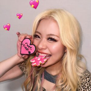 Arakawa Instagram - みんなー💖💖💖おめでとう💖💖💖💖
今日(8月30日)はあらめろの誕生日だね💖💖💖💖💖💖💖💖
28歳よゆーで羽ばたくwwwwwwwwwww

みなさんたくさんのお祝いメッセージ、プレゼントありがとうございます😭💖⭐️✨💖💖💖😭⭐️💖💖😭💖💖💖💖💖💖💖💖💖
優しい言葉一つ一つが自分の支えです✨まぢでみんなのおかげでなんとかやれてます！！！！！！！！！！！！！！感謝すぎ
一日一日を超えていきましょうね！
明日はきっといい日になるはずです💖💖💖💖💖💖💖💖💖

この写真のケーキはね、先日web cmの撮影いかせてもらった時(はやく告知したいw)頂いたんだあ🥰❤️💖💖💖ありがとうございます

なんか言葉が難しいけど、とにかくみんなありがとう！！！！！！

日付けこえてライン、DMくれた人たちには生涯えこひいきさせてください、😭💖💖わら

#腕に🍰これ置いてるの余裕で腕太くてだるかったからです
#いや、あの、その、広角でとったから腕が広がったってだけの話で
#いや、あの、はいそうです、はい
#うはははははwwwwwwwwwwwwwwww

こんな私ですが明日からもよろしく〜💖💖💖💖💖💖💖💖