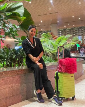 Archita Sahu Instagram - Travelling to Mayanagari with some colours ! Else life will be black and white 🖤🤍

#ootd#airportlook #mumbai #airportdiaries #airportstyle #airport