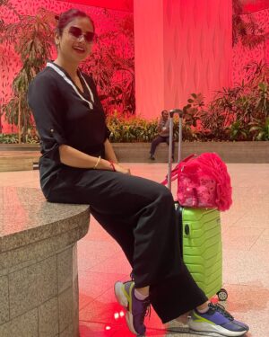 Archita Sahu Instagram - Travelling to Mayanagari with some colours ! Else life will be black and white 🖤🤍

#ootd#airportlook #mumbai #airportdiaries #airportstyle #airport