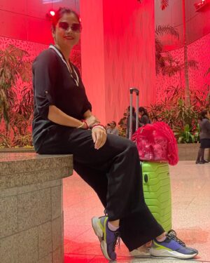 Archita Sahu Instagram - Travelling to Mayanagari with some colours ! Else life will be black and white 🖤🤍

#ootd#airportlook #mumbai #airportdiaries #airportstyle #airport