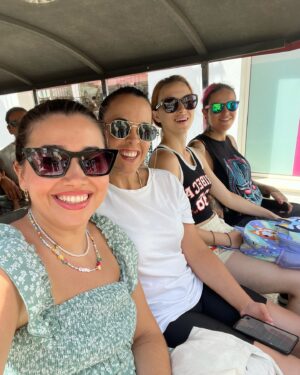 Aria Bedmar Instagram - Vacaciones 24 ✨

Yo ahora estoy en un tren de camino a mi casa del próximo mes, donde viviré mientras esté rodando la peli que empezamos mañana, y me ha parecido el momento perfecto para recordar mis cortitas y maravillosas vacaciones de este año.

Rodeada de amor, de sirenas, de familia y de amigos que son como familia. ¿Qué más se puede pedir? 🥹💕

PD: en la 6 me pusieron “Estrías” de sorpresa, mi bebecito musical con Loa 🤭🫶🏻