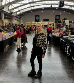 Ariana Richards Instagram - Had such a wonderful time at German Film & Comic Con Essen!! Thank you for the warm hospitality. It was such a pleasure getting to meet you all in Germany 🇩🇪 ❤️ Can’t wait to see you again 🤩
•
•
•
•
#arianarichards 
#artist
#jurassicpark 
#jurassicworld 
#germanfilmcomiccon
