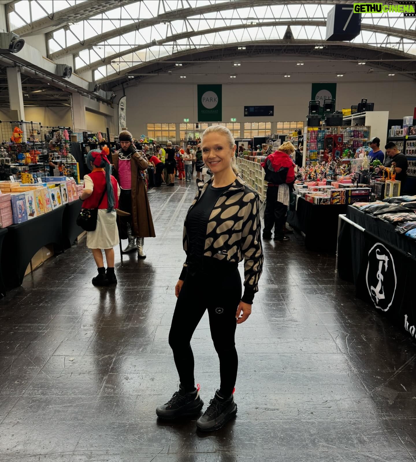 Ariana Richards - 4.5K Likes - Had such a wonderful time at German Film & Comic Con Essen!! Thank you for the warm hospitality. It was such a pleasure getting to meet you all in Germany 🇩🇪 ❤️ Can’t wait to see you again 🤩
•
•
•
•
#arianarichards
#artist
#jurassicpark
#jurassicworld
#germanfilmcomiccon