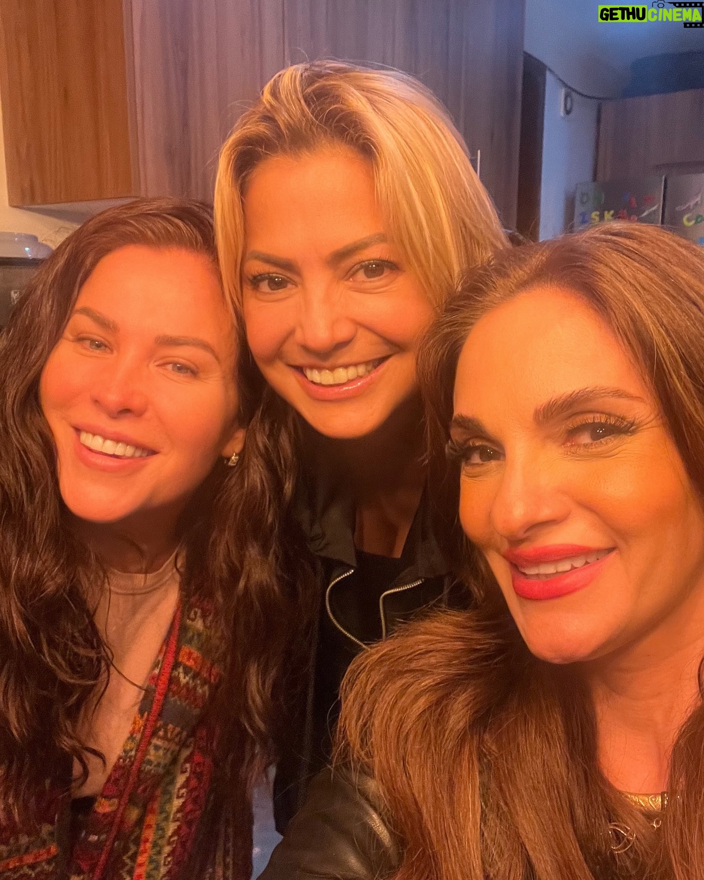 Arleth Terán - 5.2K Likes - Que bonita noche hermanas @arleth_teran111 @castillolulu2011 @lulis_castillo nos hacía mucha falta! Las amo! #amorimcondicional #friendship #lulucas #negrita #laniñabuena ❤️🪬🧿