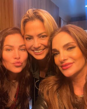Arleth Terán Instagram - Que bonita noche hermanas @arleth_teran111 @castillolulu2011 @lulis_castillo nos hacía mucha falta! Las amo! #amorimcondicional #friendship #lulucas #negrita #laniñabuena ❤️🪬🧿