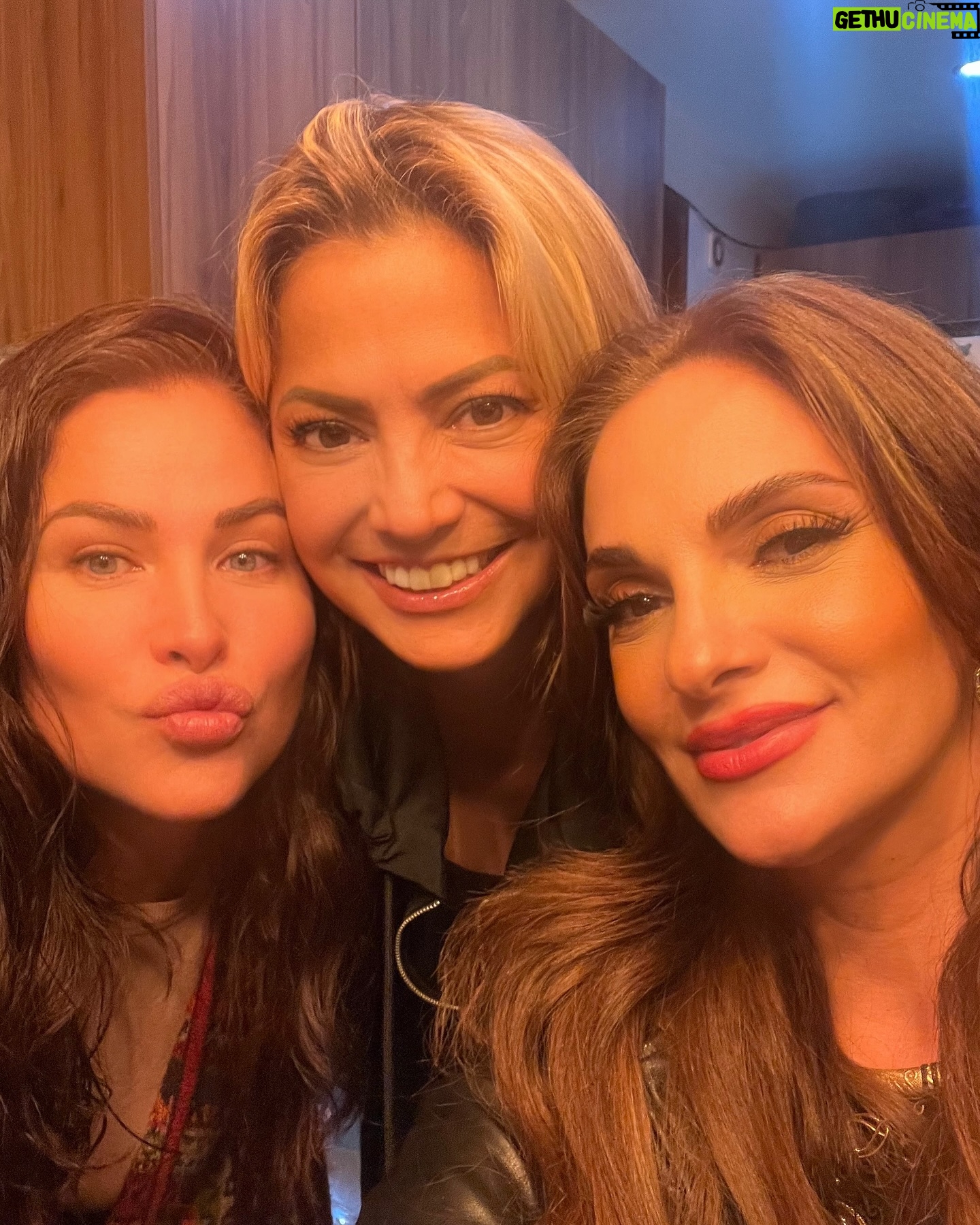 Arleth Terán - 5.2K Likes - Que bonita noche hermanas @arleth_teran111 @castillolulu2011 @lulis_castillo nos hacía mucha falta! Las amo! #amorimcondicional #friendship #lulucas #negrita #laniñabuena ❤️🪬🧿