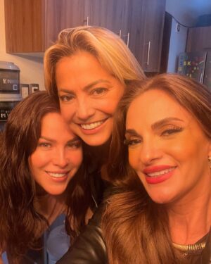 Arleth Terán Instagram - Que bonita noche hermanas @arleth_teran111 @castillolulu2011 @lulis_castillo nos hacía mucha falta! Las amo! #amorimcondicional #friendship #lulucas #negrita #laniñabuena ❤️🪬🧿