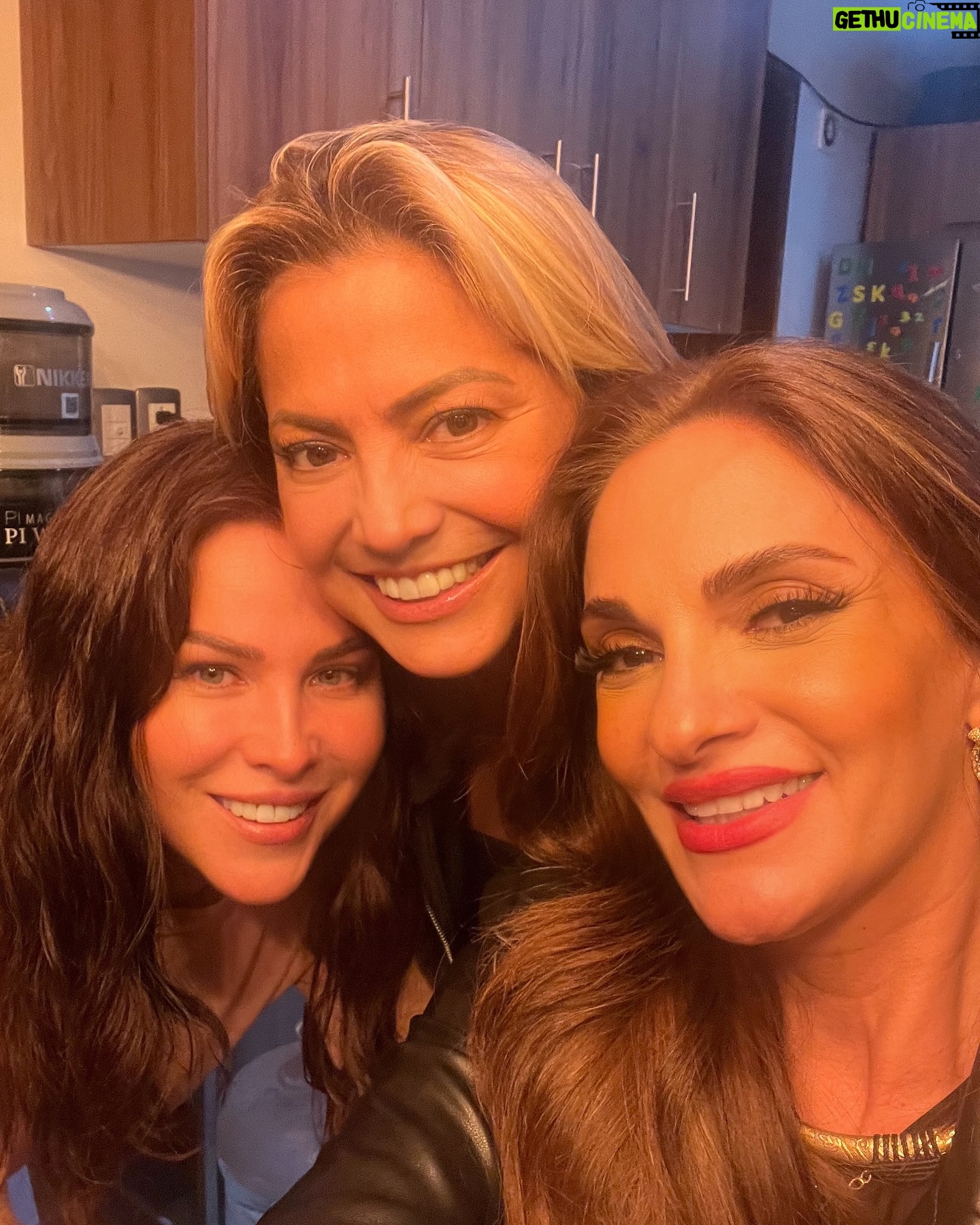 Arleth Terán - 5.2K Likes - Que bonita noche hermanas @arleth_teran111 @castillolulu2011 @lulis_castillo nos hacía mucha falta! Las amo! #amorimcondicional #friendship #lulucas #negrita #laniñabuena ❤️🪬🧿