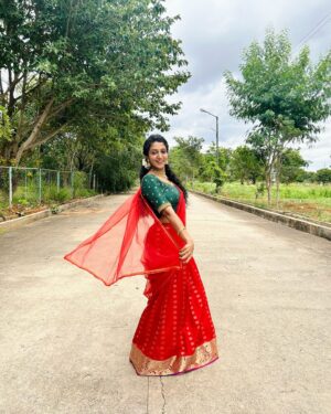 Arsha Baiju Instagram - Bengaluru Naatkal♥️ 
#dhawani 
📸 @navaneeth._.s 
Accessories @menorah_jewellers
Blouse stitching @zoandzi_by_sanam