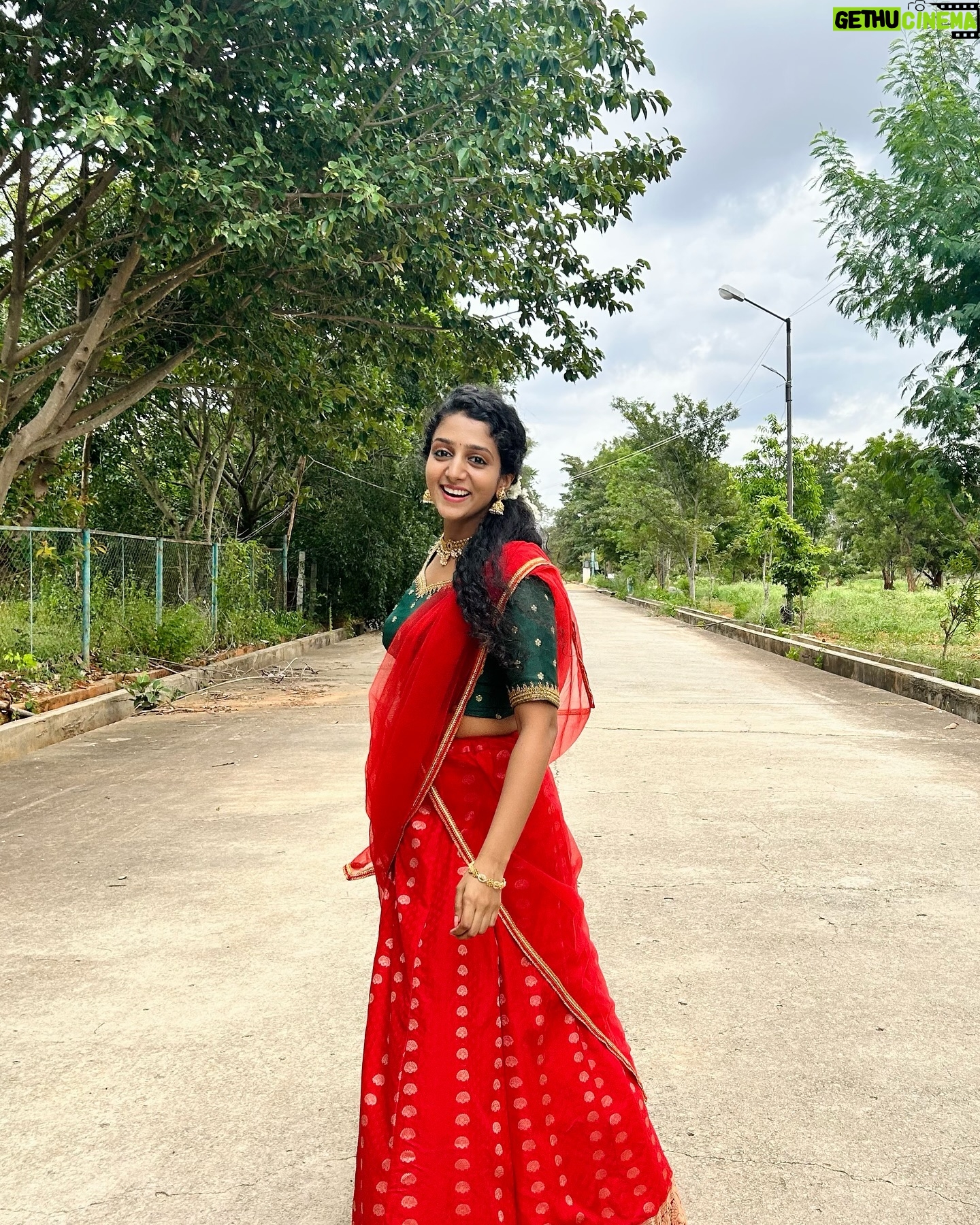 Arsha Baiju - 40.1K Likes - Bengaluru Naatkal♥️
#dhawani
📸 @navaneeth._.s
Accessories @menorah_jewellers
Blouse stitching @zoandzi_by_sanam