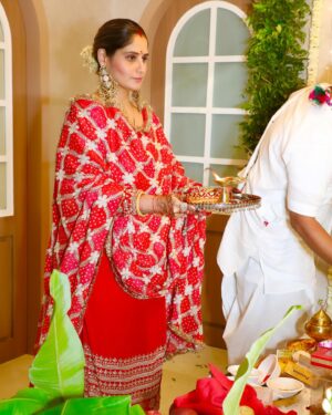 Arti Singh Instagram - Uski kripa dariya dariya ❤️❤️🙏🙏

Wearing @kadhaeeghar 
Hair by @la_de_belleza