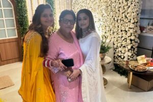 Arti Singh Instagram - My Bappa ❤️🧿 

Wearing @kadhaeeghar