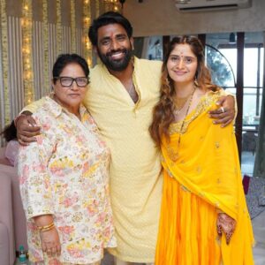 Arti Singh Instagram - My Bappa ❤️🧿 

Wearing @kadhaeeghar