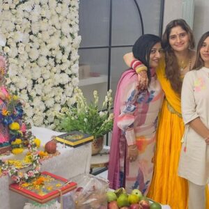 Arti Singh Instagram - My Bappa ❤️🧿 

Wearing @kadhaeeghar