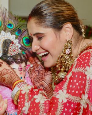 Arti Singh Instagram - Uski kripa dariya dariya ❤️❤️🙏🙏

Wearing @kadhaeeghar 
Hair by @la_de_belleza