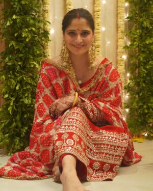 Arti Singh Instagram - Uski kripa dariya dariya ❤️❤️🙏🙏

Wearing @kadhaeeghar 
Hair by @la_de_belleza