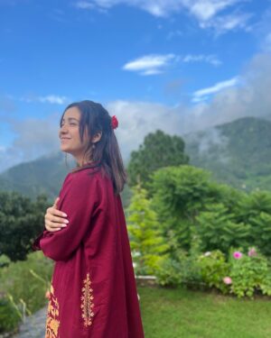 Asha Negi Instagram - I know growing older should be daunting but honestly I’m finding myself falling in love with the journey. Embracing this unapologetic self, and the clarity and wisdom it brings is more beautiful than I imagined.
Just want to thank you all for your thoughtful birthday wishes, they made me feel soo loved and cherished, making me feel so special. Sachhi!😌
So I spent this birthday doing what I wanted to do, with the people closest and most special in my life, and I don’t think it could have gotten any better. 
I do want to share few moments from the day, hopefully soon! Shayad isi ko Bliss bolte hain guys!🤍
Bass sab par कृपा बनी रहे।🌸