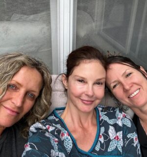 Ashley Judd Instagram - Reflecting on small bits of beauty from this summer. 
🌺 🪻🌼