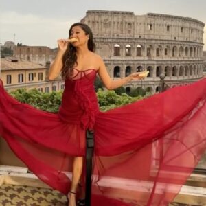 Ashley Park Instagram - 💃🏻 bonjour(no) Italy!! 🍕
are you REDdy for #emilyinparis season 4 part 2? cuz we arrrrrre! 🌶️