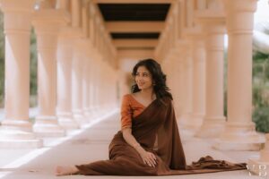 Ashvini Jegathesan Instagram - Yedho Ondru 🤎

Beautifully captured by our incredibly talented photographer @thevenkatbala , and this stunning outfit is from @amisha_tailoring 🤎