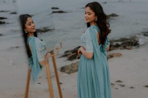 Ashvini Jegathesan Instagram - இதோ எனக்காக விரிந்தது இதழ்
எடுக்கவா தேனே.. 🕊️

Beautifully captured by our incredibly talented photographer @thevenkatbala , and this stunning outfit is from @saratha_fashion_tailoring 🤍