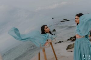 Ashvini Jegathesan Instagram - இதோ எனக்காக விரிந்தது இதழ்
எடுக்கவா தேனே.. 🕊️

Beautifully captured by our incredibly talented photographer @thevenkatbala , and this stunning outfit is from @saratha_fashion_tailoring 🤍
