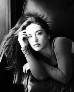 Asia Ortega Instagram - 🖤un Ole es como un descanso del Alma, un suspiro a la resolución, un cierre a las historias contadas, el mejor remate de la situación. Un preludio al vacío que avanza, bellos de punta por admiración, donde empatía y ego coinciden. Ole: la humilde ovación 🖤
Gracias a mi @evaytodoloquehaydetras ✨