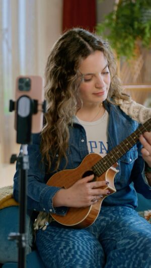 Aslı Bekiroğlu Instagram - Şaşırtmak deyince de ben 🍒 Evet, ukulelemle Azar’daydık. Çünkü Azar’ı bi’ açarsın şaşırır kalırsın. Azar’da yeni arkadaşlar bi sohbet yakınında! @azarturkiye #işbirliği