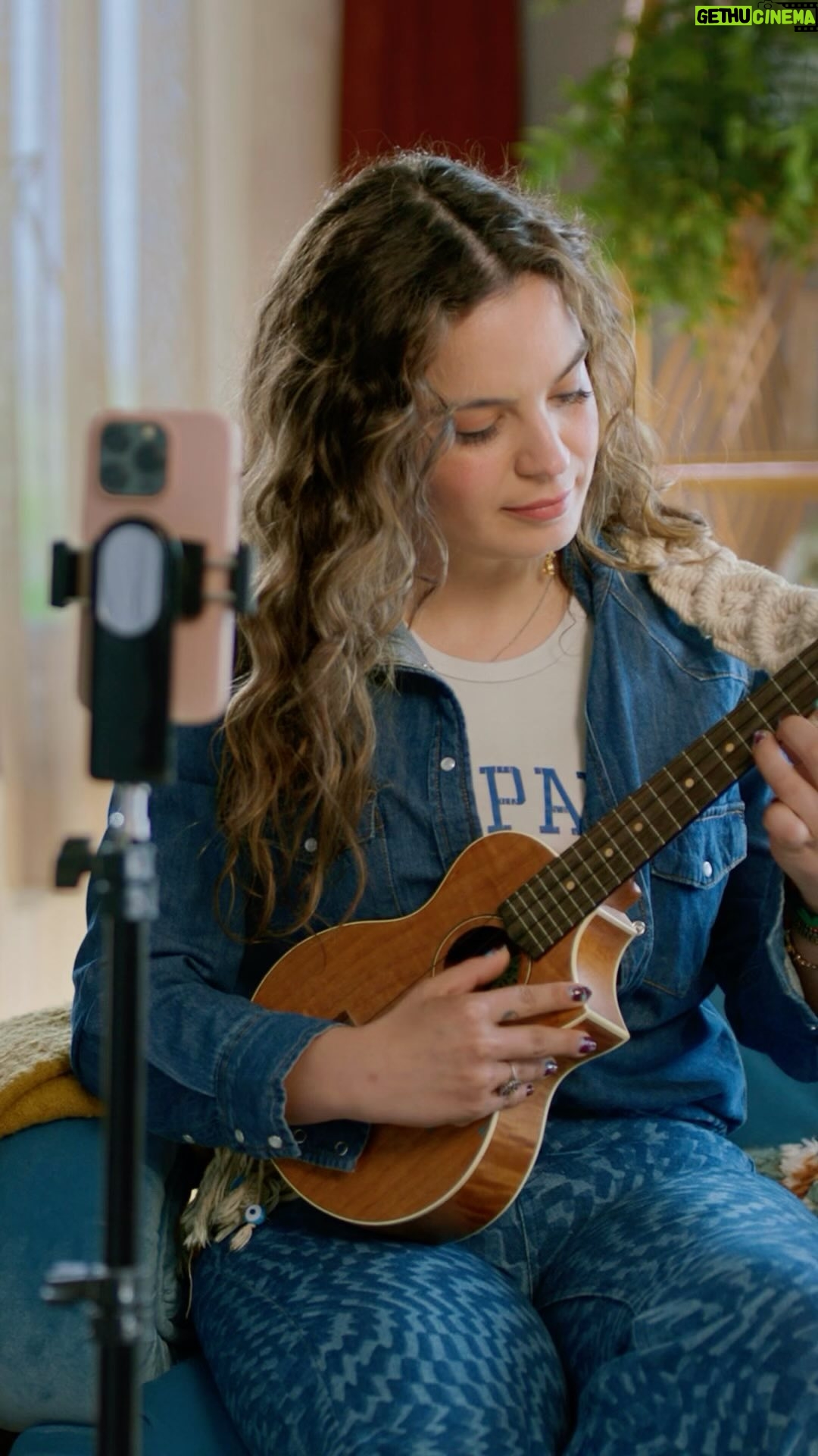 Aslı Bekiroğlu - 3.3K Likes - Şaşırtmak deyince de ben 🍒 Evet, ukulelemle Azar’daydık. Çünkü Azar’ı bi’ açarsın şaşırır kalırsın. Azar’da yeni arkadaşlar bi sohbet yakınında! @azarturkiye #işbirliği