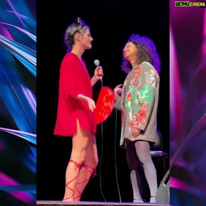 Assucena Assucena - 2.9K Likes - "Meus amores, quero contar uma novidade linda! 💖 Eu e minha irmã maravilhosa @filipecatto vamos nos unir para um show INÉDITO exclusivo na última Gambiarra do ano! Nossa energia sempre bateu. Nossa Santa sempre bateu hahaha… Gal tá aí pra não mentir!
Essa parceria já era pra acontecer, porque além de tudo, a Filipe é uma grande amiga e uma inspiração pra mim. A gente compartilha não só o palco, mas uma caminhada de vida, de luta e de muito afeto. ✨
Vai ser uma noite inesquecível, cheia de verdade de música.
Já marca aí: dia 19 de novembro e garante seu ingresso. Link na bio.
