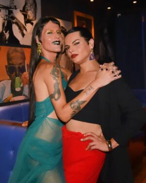Assucena Assucena Instagram - "Meus amores, quero contar uma novidade linda! 💖 Eu e minha irmã maravilhosa @filipecatto vamos nos unir para um show INÉDITO exclusivo na última Gambiarra do ano! Nossa energia sempre bateu. Nossa Santa sempre bateu hahaha… Gal tá aí pra não mentir!
Essa parceria já era pra acontecer, porque além de tudo, a Filipe é uma grande amiga e uma inspiração pra mim. A gente compartilha não só o palco, mas uma caminhada de vida, de luta e de muito afeto. ✨

Vai ser uma noite inesquecível, cheia de verdade de música.
Já marca aí: dia 19 de novembro e garante seu ingresso. Link na bio.