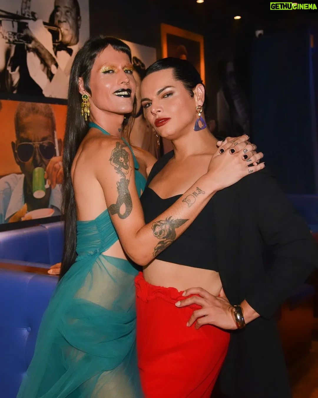 Assucena Assucena - 2.9K Likes - "Meus amores, quero contar uma novidade linda! 💖 Eu e minha irmã maravilhosa @filipecatto vamos nos unir para um show INÉDITO exclusivo na última Gambiarra do ano! Nossa energia sempre bateu. Nossa Santa sempre bateu hahaha… Gal tá aí pra não mentir!
Essa parceria já era pra acontecer, porque além de tudo, a Filipe é uma grande amiga e uma inspiração pra mim. A gente compartilha não só o palco, mas uma caminhada de vida, de luta e de muito afeto. ✨
Vai ser uma noite inesquecível, cheia de verdade de música.
Já marca aí: dia 19 de novembro e garante seu ingresso. Link na bio.